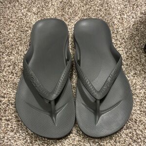 Archie’s Men's Gray Flip-Flops/ could be women’s 11